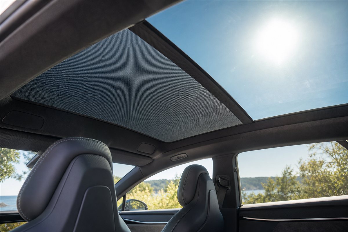 Panoramic electric vehicle roof fitted with a mesh sunshade